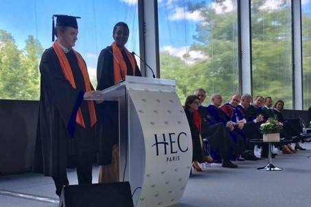 Cérémonie de remise de diplômes d'une prestigieuse école de commerce à Paris